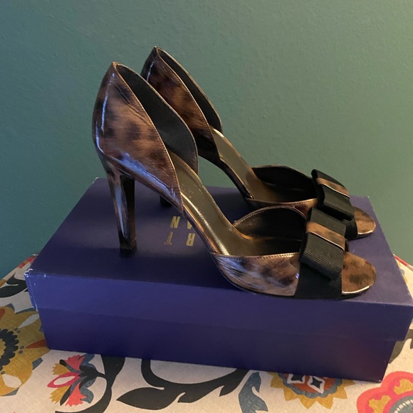 Stuart Weizmann size 8 M Paw Print patent leather D’orsay open toe pump. Size 8M - Picture 2 of 7
